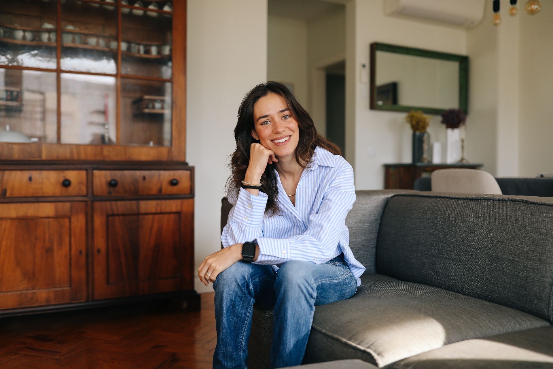 Piedade Cano Videira, nutricionista, sentada num sofá a sorrir